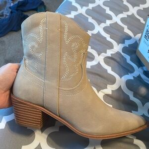 Brand new bootie cowgirl boot